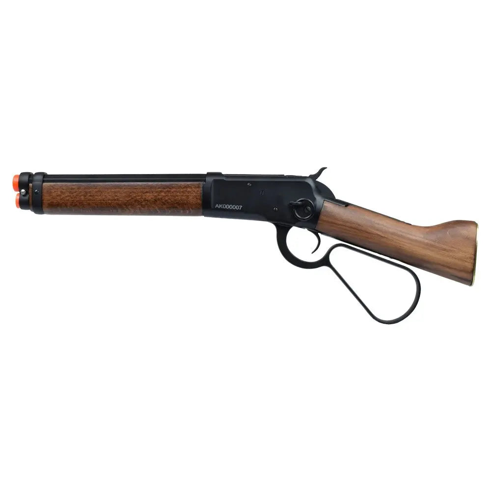 Balise alt SEO : "Carabine à gaz A&K Winchester M1873 noire avec corps et canon en métal, crosse en bois véritable, système d'action à levier, chargeur 25 coups, hop up réglable."