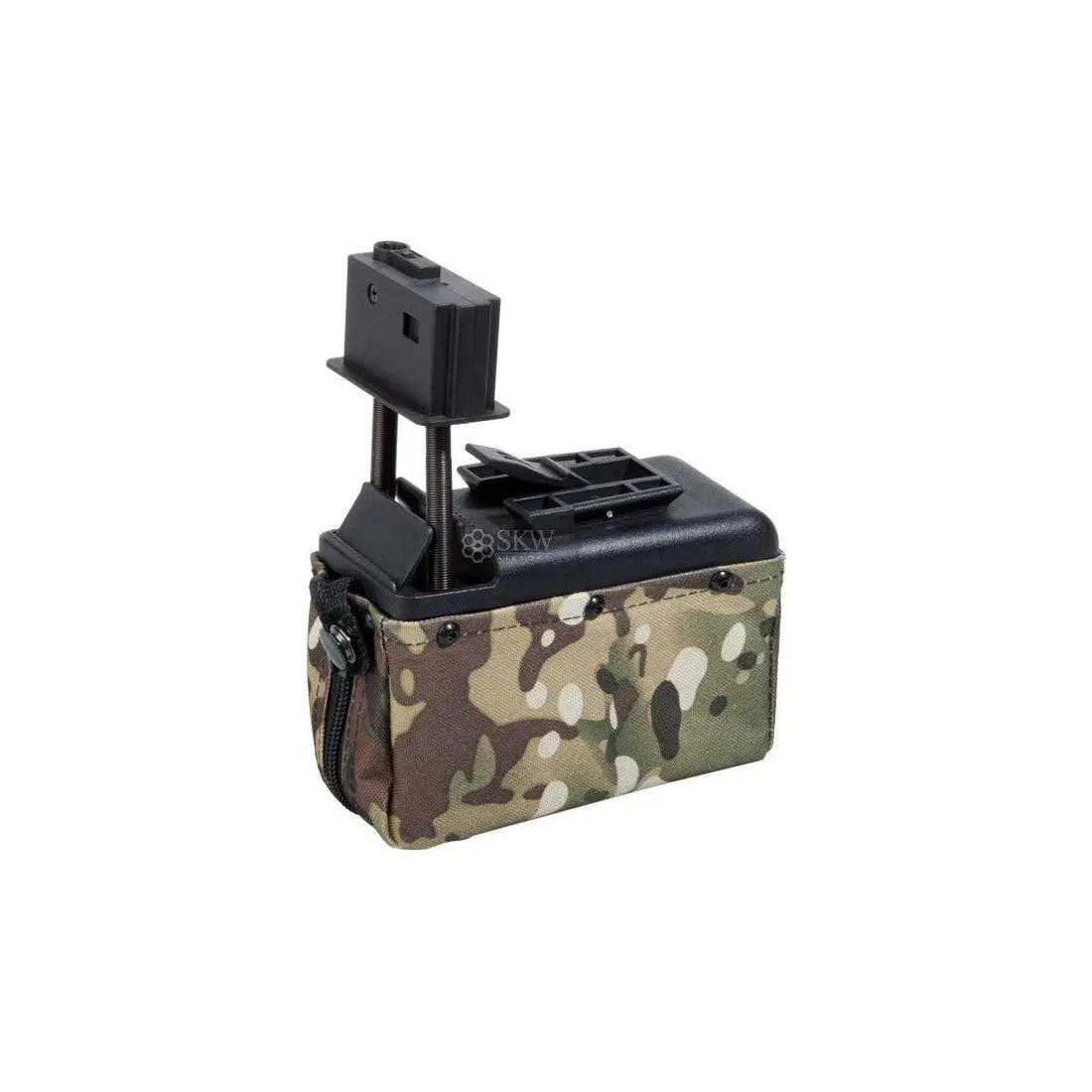 "Balise alt SEO : Ammobox A&K Multicam 1500 BBs pour M249, capacité élevée pour répliques airsoft."