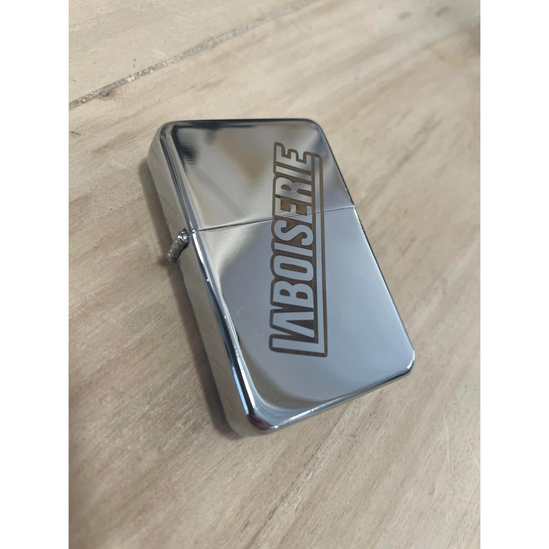 Briquet en métal poli US avec détail de boiserie