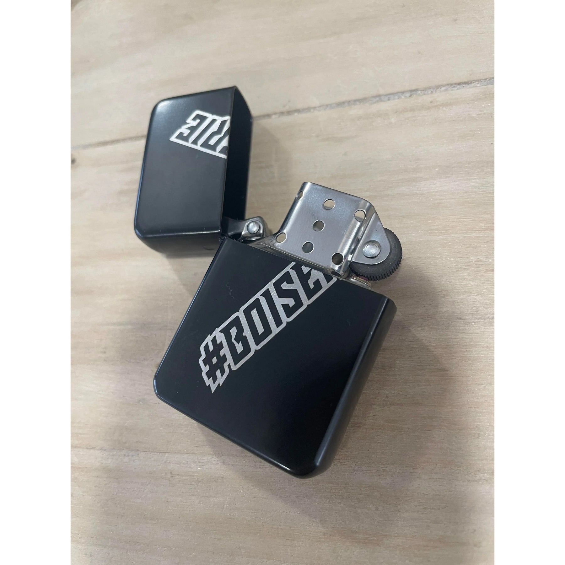 Briquet US noir avec détail de boiserie