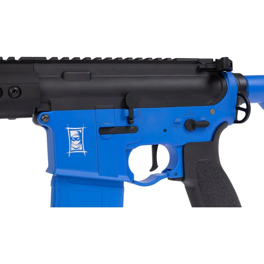 Réplique airsoft AEG full métal M4 CHUGI Noir et Bleu avec détente électronique et pièces internes renforcées par SAIGO DEFENSE, idéale pour la pratique du Speedsoft.