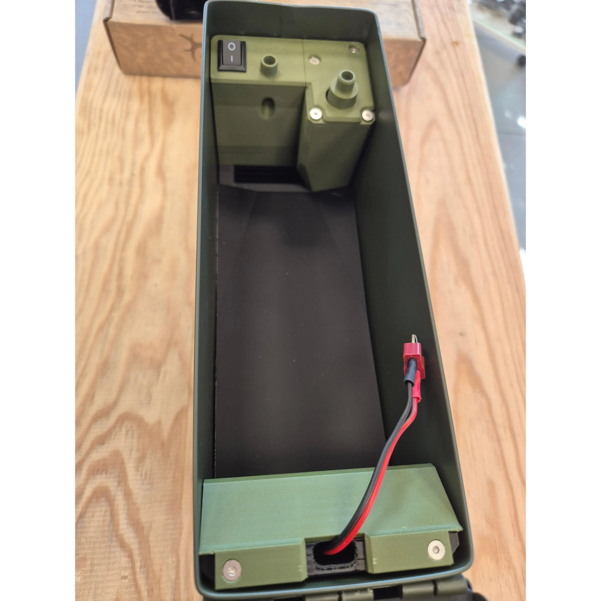 Boîte de recharge électrique étanche pour billes Bios avec arrêt automatique et buse de déchargement intégrée