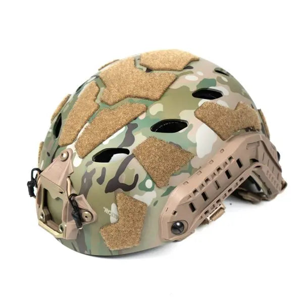 Image d'un Casque Fast Premium Multicam léger, solide, confortable, avec des velcros à l'extérieur, une monture NVG en métal, compatible avec l'unité anti-brouillard