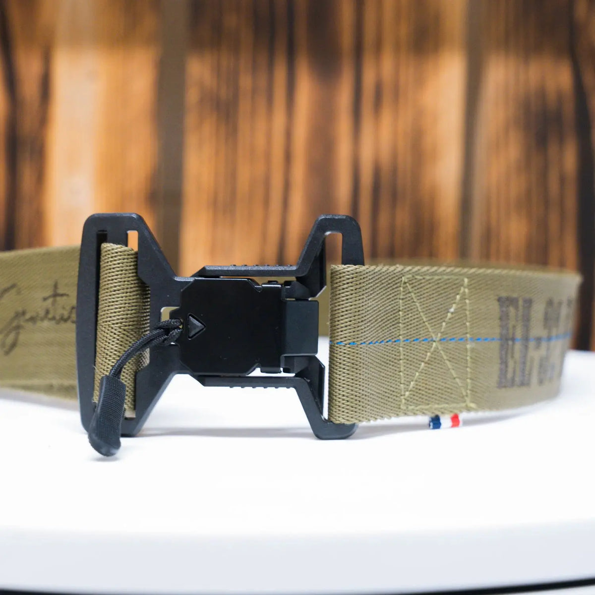 Ceinture Tactical Genetics EL32 BELT en sangle de gaine El-32, inspirée du sac 'Le Vétéran', avec une boucle magnétique pour un confort optimal et une grande durabilité.