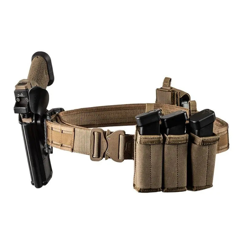 Ceinturon de combat Maverick Battle 5.11 Tan équipé de passants MOLLE, boucle Austri Alpin Cobra et ceinture intérieure/extérieure pour faciliter le port d'équipements.