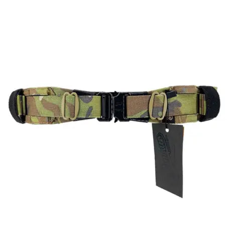 Ceinture tactique Conquer FS BELT Multicam avec boucle haute résistance, fabriquée en polymère, ultralégère, rigide et interchangeable, disponible en trois tailles.
