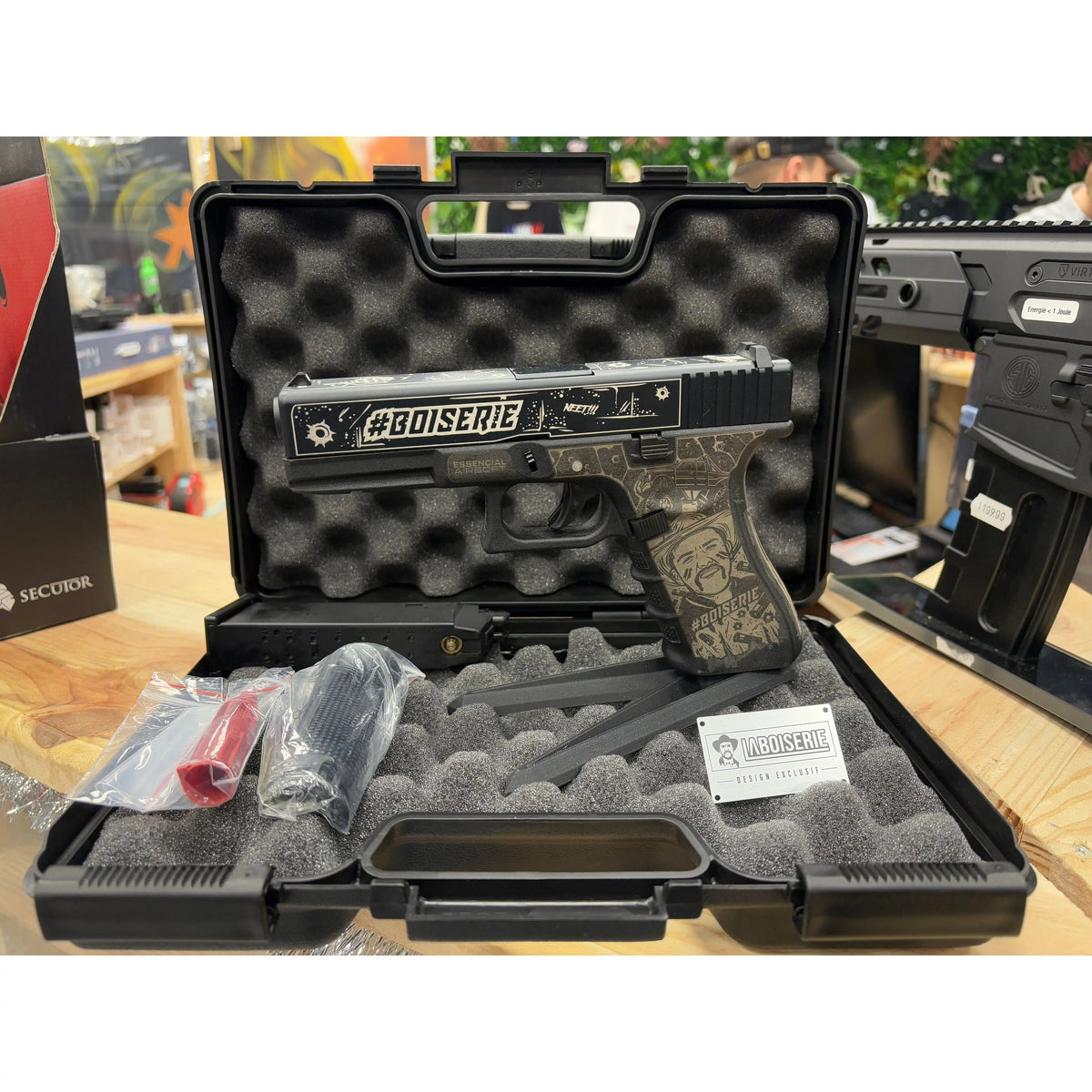 Édition limitée Glock 17, G17 Type avec boiserie, gravée à l'effigie de Donovan, vendue dans une mallette avec des accessoires de rechange