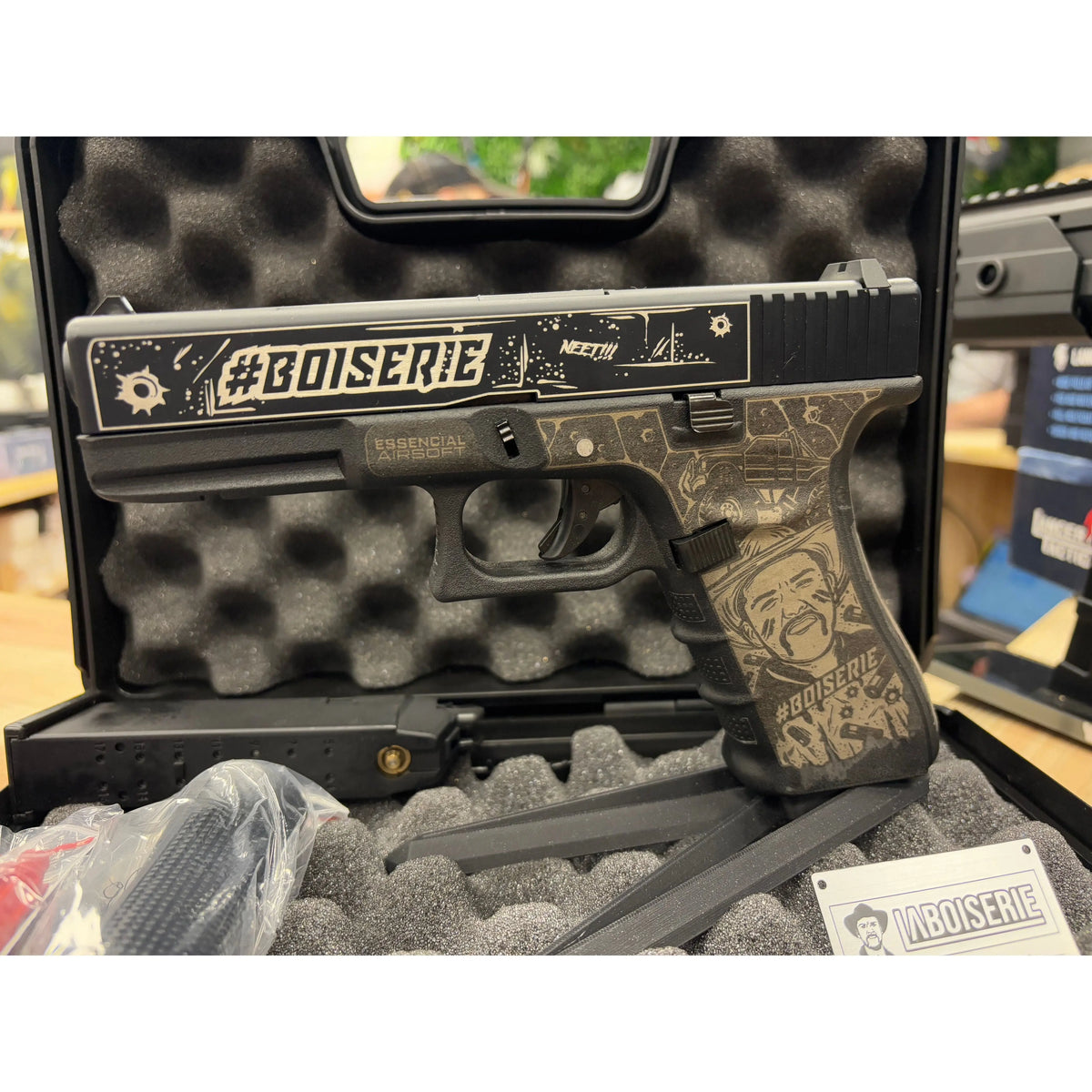 Édition limitée du Glock 17 Type G17 avec gravures Donovan et boiseries, vendue avec accessoires dans une mallette gravée