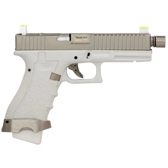 Édition limitée du GBB EU7 Requiem Vorsk avec culasse en aluminium, frame polymère blanche, canon externe torsadé, cache flamme fileté, mires réhaussées, chargeur