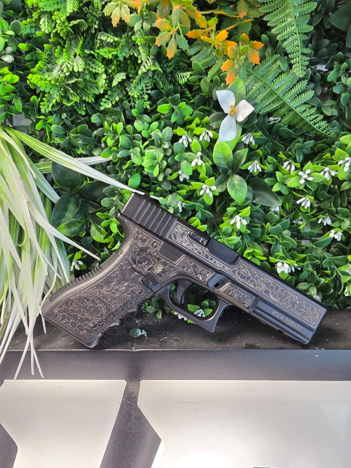 Édition spéciale Glock G17 GBB avec boiserie florale et culasse en métal, idéale pour la Saint-Valentin ou en cadeau plaisir, compatible avec chargeurs type g17 we