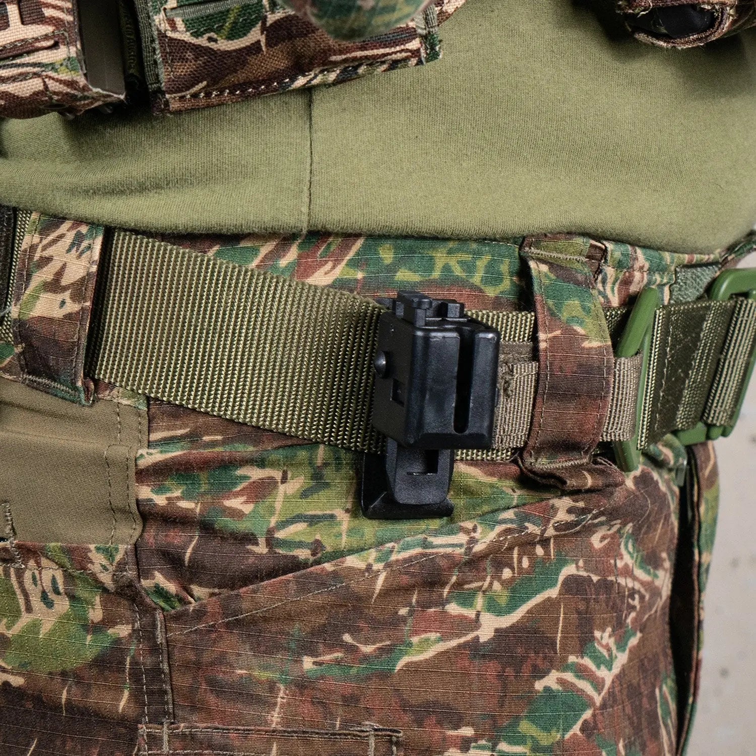 Etui universel pour fusil AR-15 adaptable à la ceinture