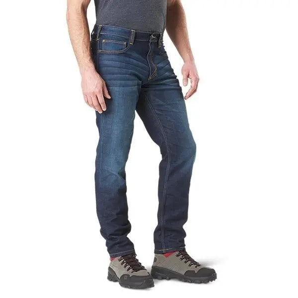 Alt tag : Homme portant un jean slim Defender-Flex 5.11 de style 511-74465