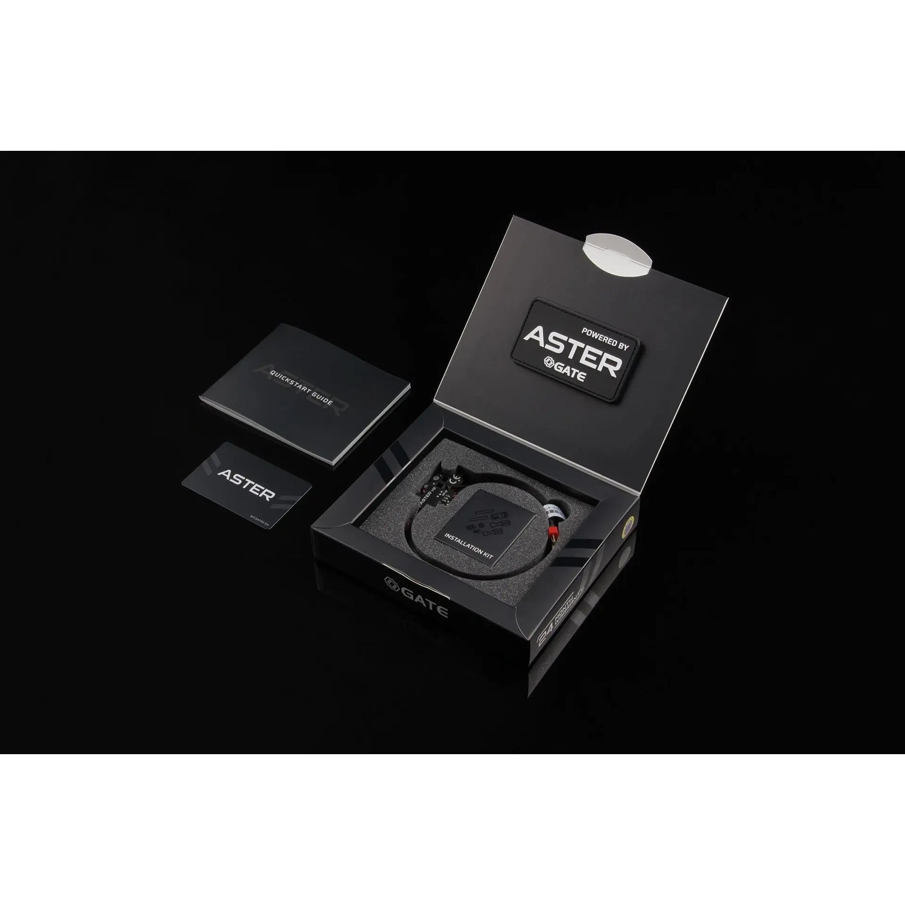 Kit d'amélioration électronique GATE ASTER V2 pour réplique airsoft avec câblage avant, comprenant un module programmable, patch, carte de programmation et guide d'installation.