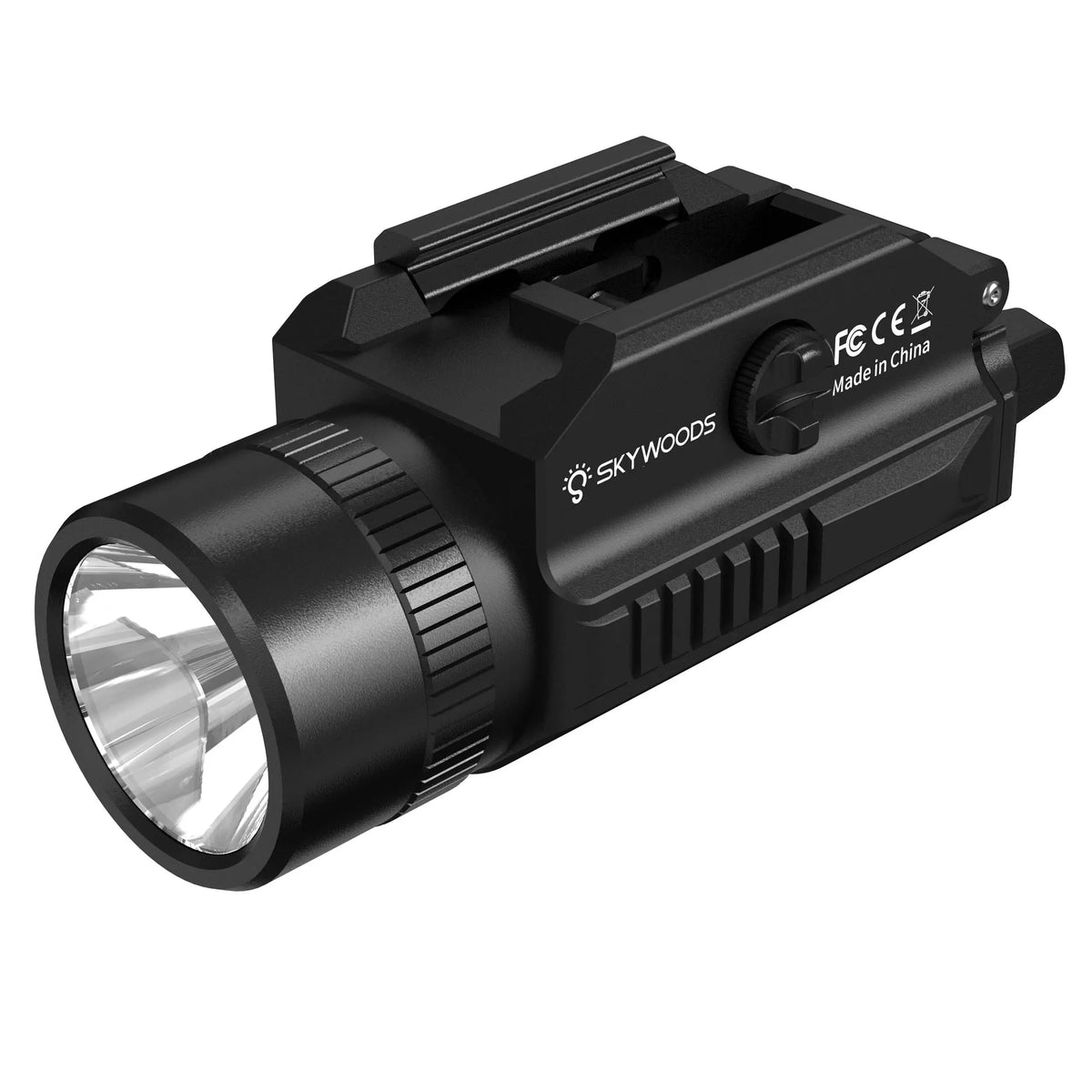 Lampe tactique Skywoods CYCLONE, puissante et résistante, idéale pour professionnels et passionnés d'armes à feu