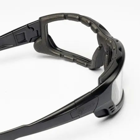 Certifiées EPI Catégorie 2, les lunettes CONQUER ZYPHER Noires sont fabriquées en polycarbonate, avec une conception ergonomique, un traitement antibuée et une polyvalence d