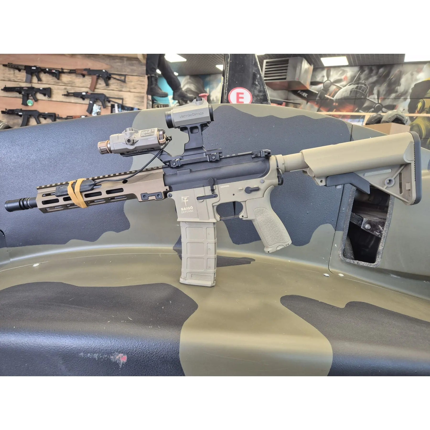 Saigo kenji Fighter M4 Custom GBRS bi-ton avec garde main URG-I, montage type GBRS, point rouge vector optics, et autres améliorations pour une expérience de jeu optimale