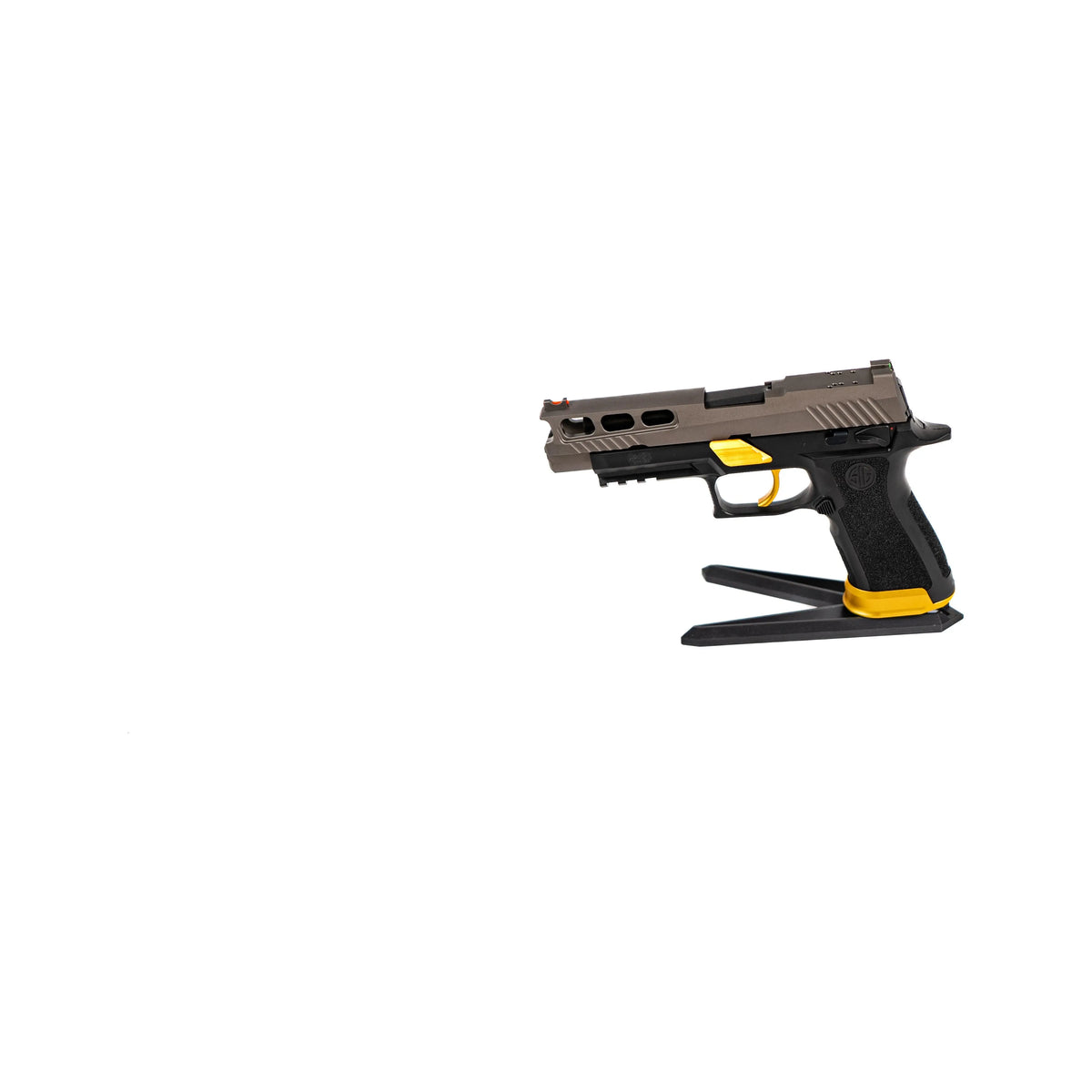 Réplique P320 Gold custom optimisée pour RMR avec sureté et arrêtoir de culasse ambidextres, nozzle renforcé, chargeur de 21 billes, poids de 797g,