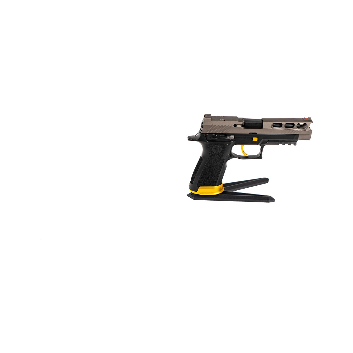 Réplique P320 Gold custom semi-auto de 797 grammes avec culasse mobile, chargeur de 21 billes, nozzle renforcé, sûreté et arrêtoir de culasse ambidextres, compatible