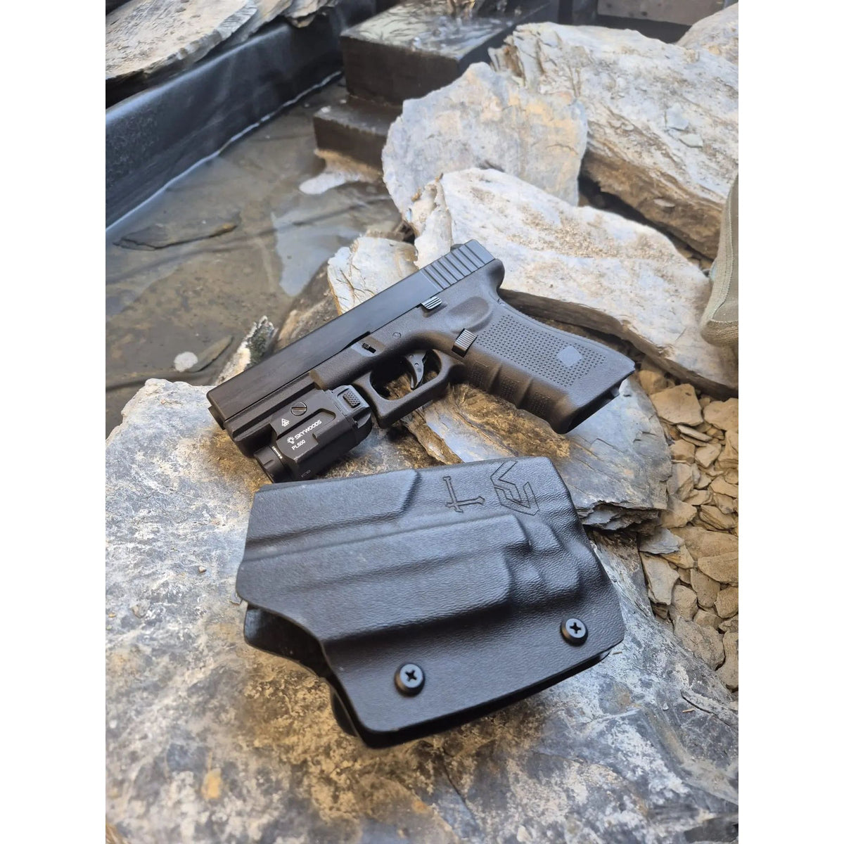 Pack Expert G17 avec réplique pistolet EU7 Raven, lampe Skywood Rafale et holster TRB sur mesure