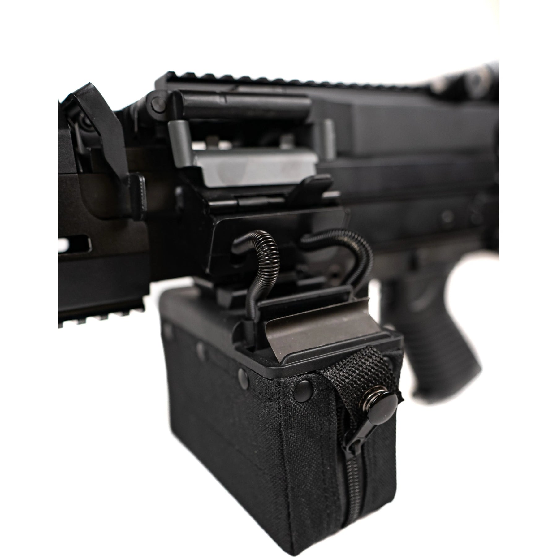 Réplique du SSR249 Machine Gun de type m249 par Novritsch avec mode de tir automatique, chargeur de 2000 cartouches et diverses fonctionnalités internes et externes.