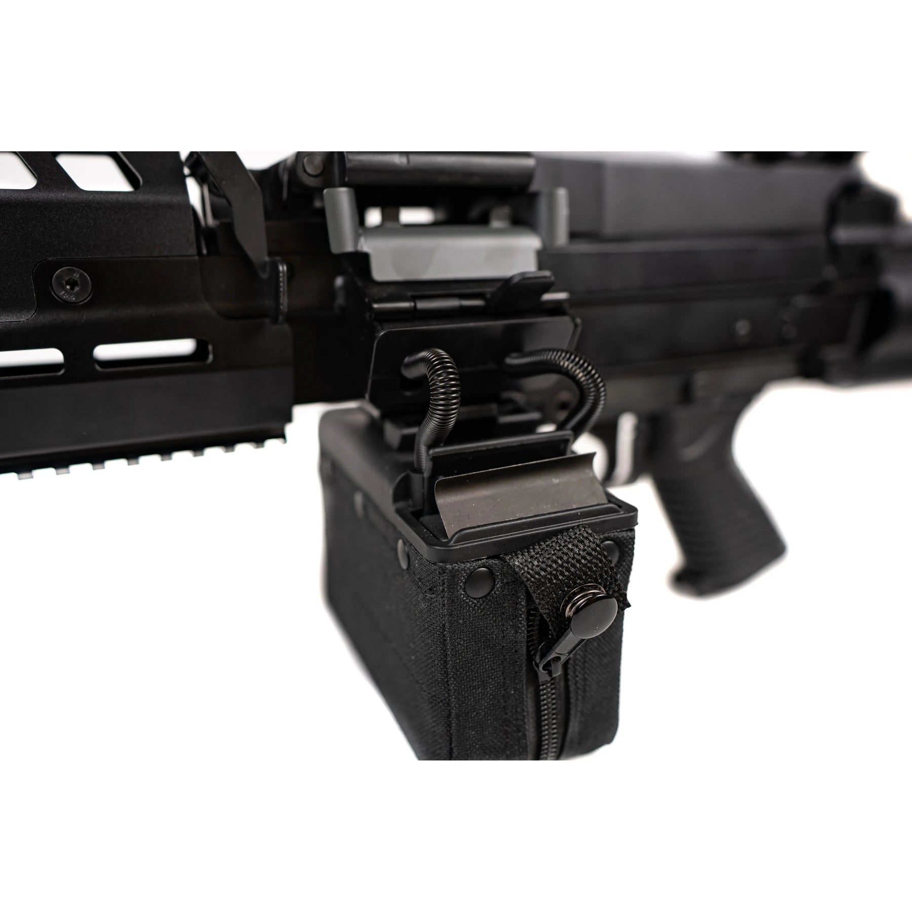 Réplique de la mitrailleuse SSR249 de type M249 Novritsch avec mode de tir automatique, chargeur de 2000 cartouches et diverses fonctionnalités externes et internes.