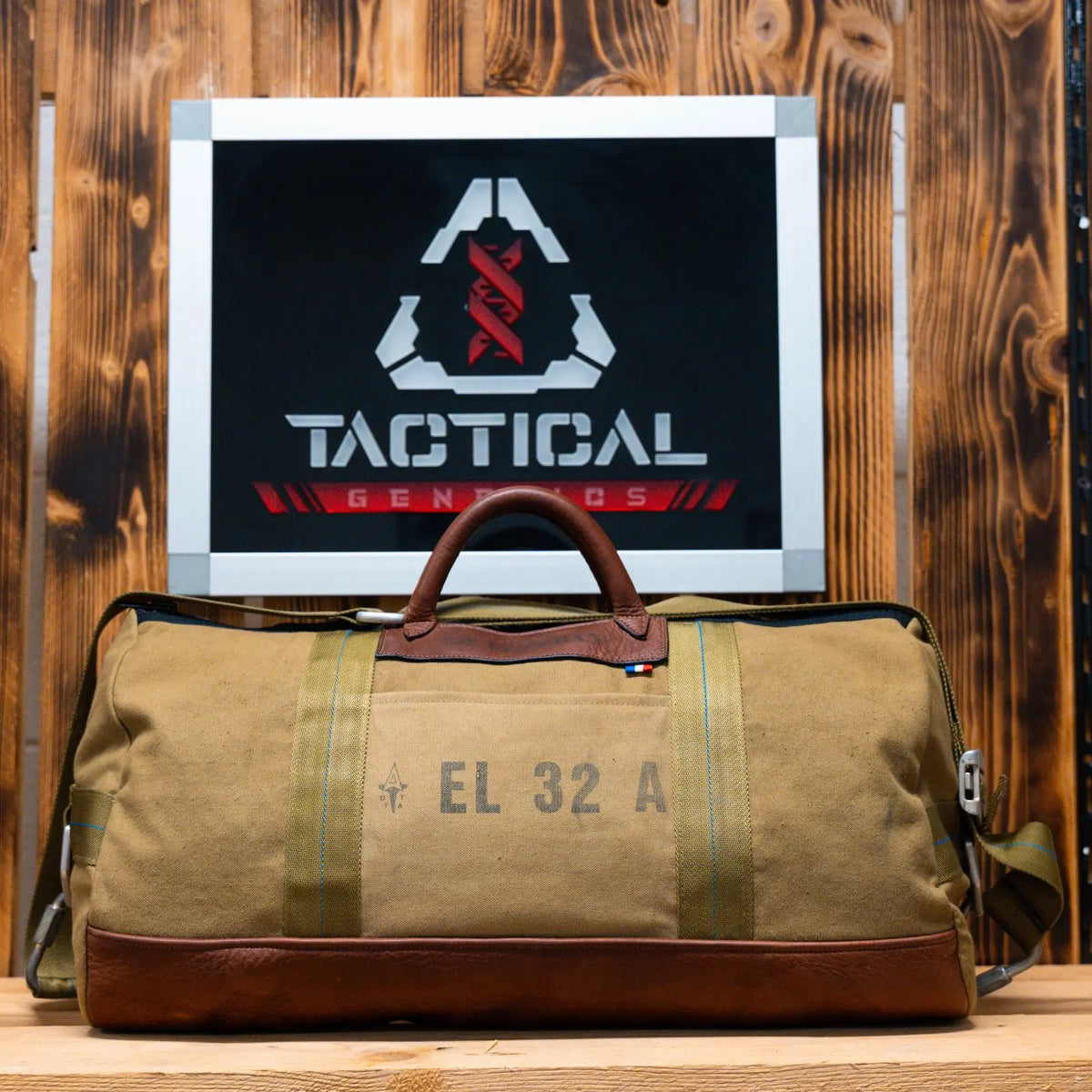 Alt tag : Sac Tactical Genetics 'Le Vétéran' en cuir recyclé et gaine de parachute, fabriqué en France