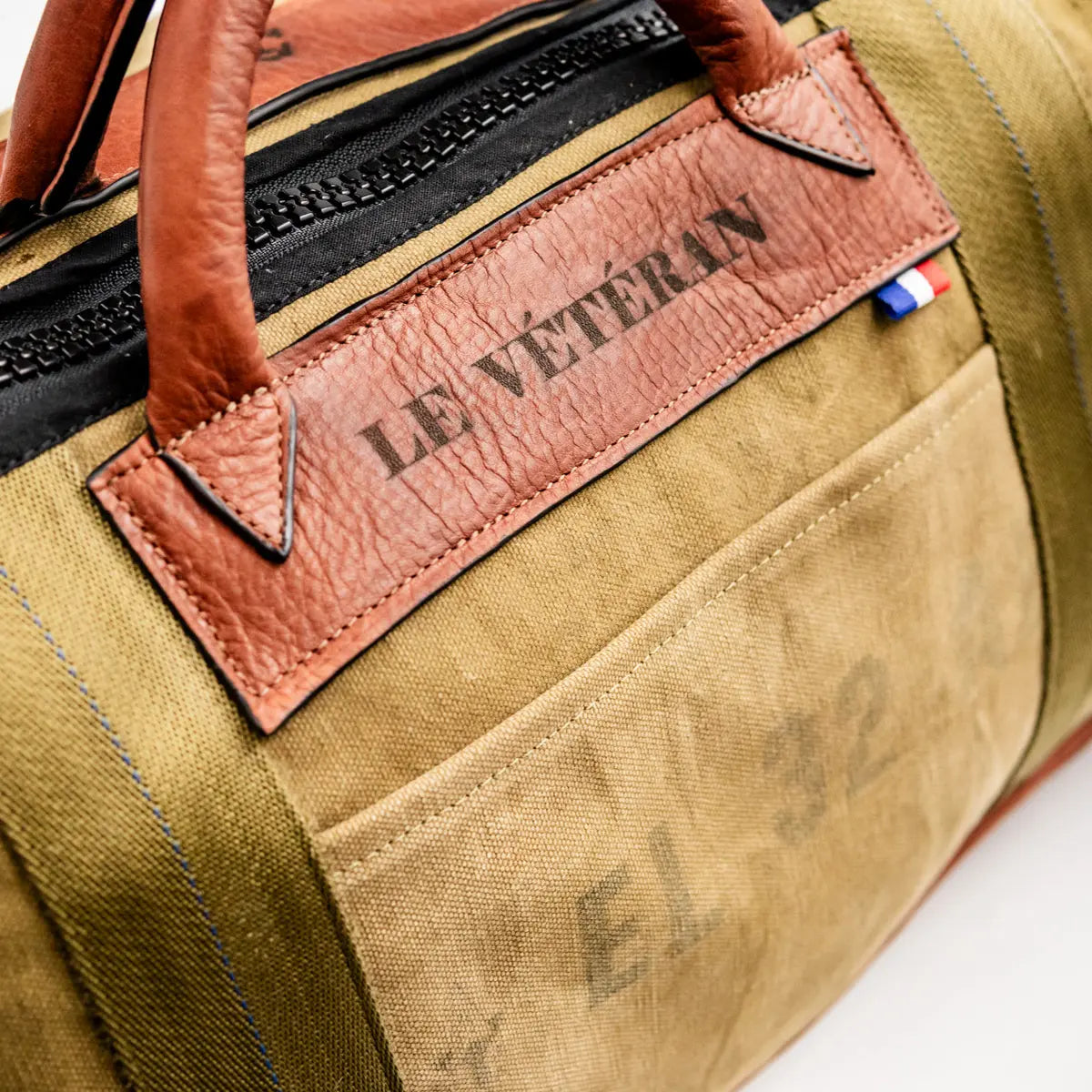 Alt tag : Sac en cuir recyclé 'Le Vétéran' de Tactical Genetics, fabriqué en France avec des matériaux de haute qualité