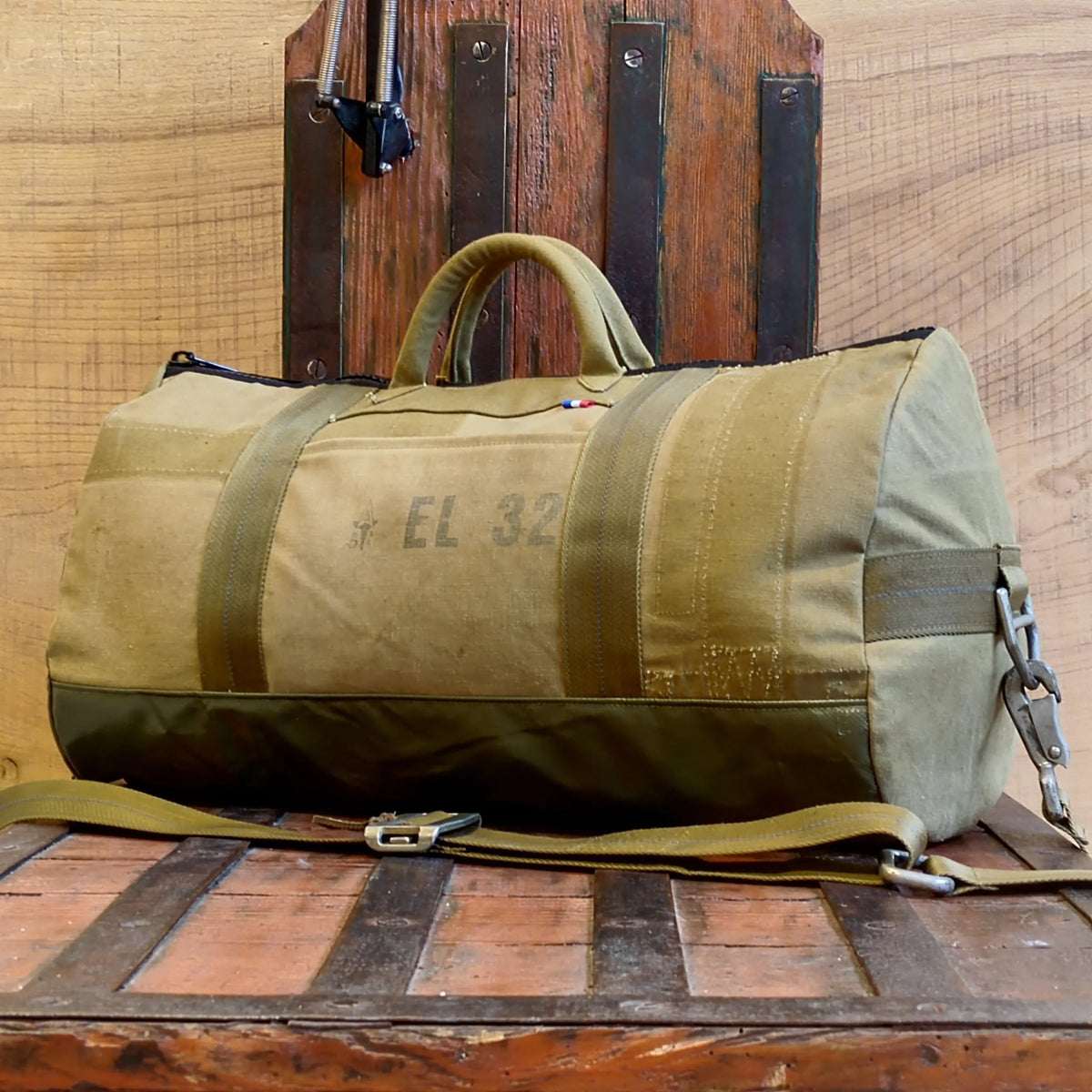 Sac Tactical Genetics 'Le Vétéran' en tissu recyclé, fait à la main en France à partir de gaine de parachute EL-32, avec certificat d'authenticité intégré.