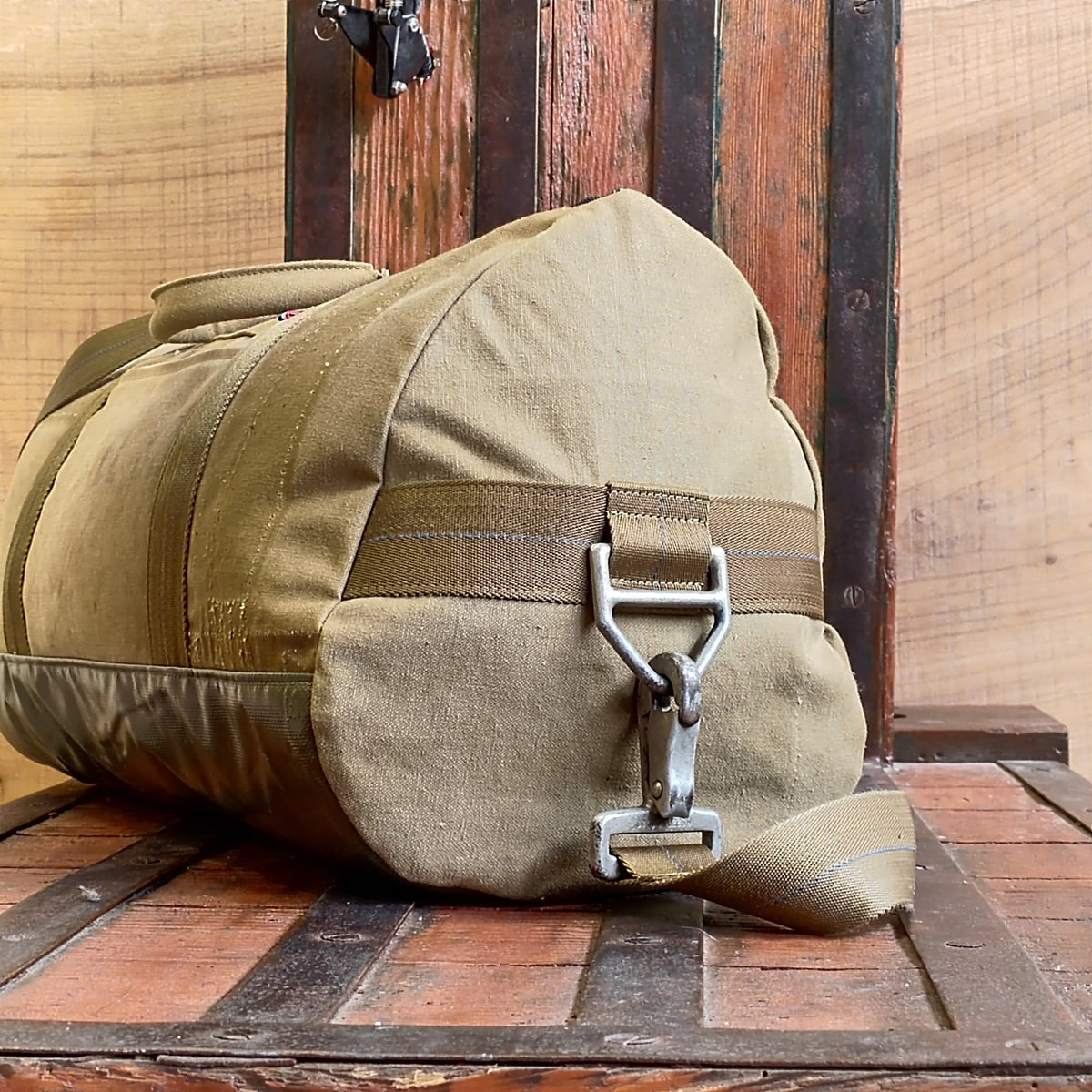 Sac Tactical Genetics 'Le Vétéran' en tissu, fabriqué à partir de gaine de parachute recyclée, avec fond de sac en velum de tente médicale de l'armée Française, cert