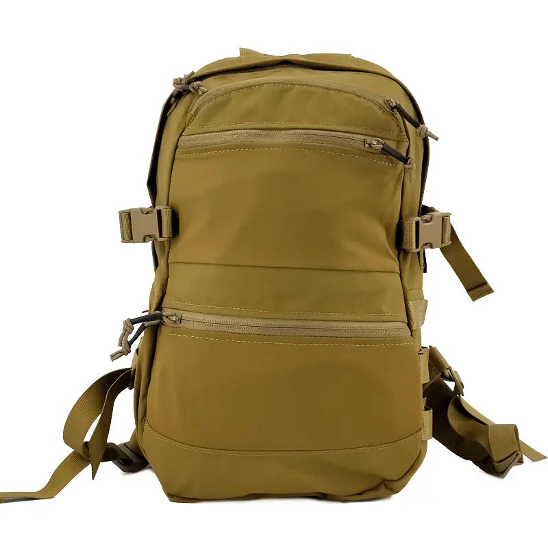 Sac à dos CVS CONQUER Coyote Brown avec panneau porte-plaque amovible, triple poche zippée et capacité de 15l