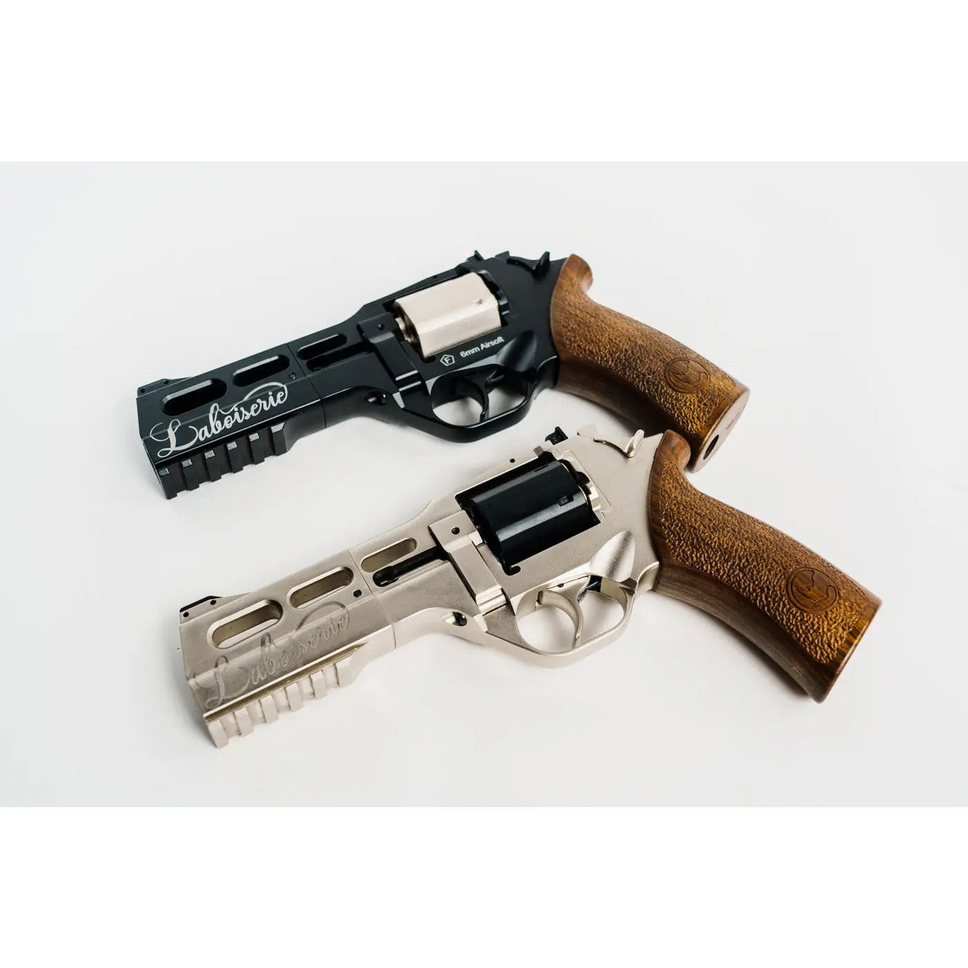 Pack akimbo Chiappa Rhino Laboiserie limited édition avec corps et canon métal, grip imitation bois et marquages officiels