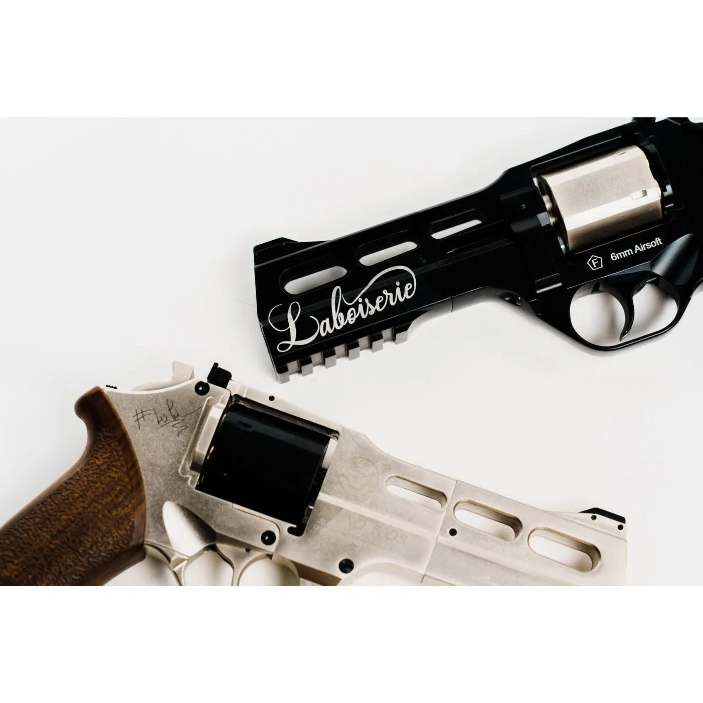 Pack Akimbo Chiappa Rhino Laboiserie limited édition avec corps et canon en métal, grip imitation bois, et marquages officiels