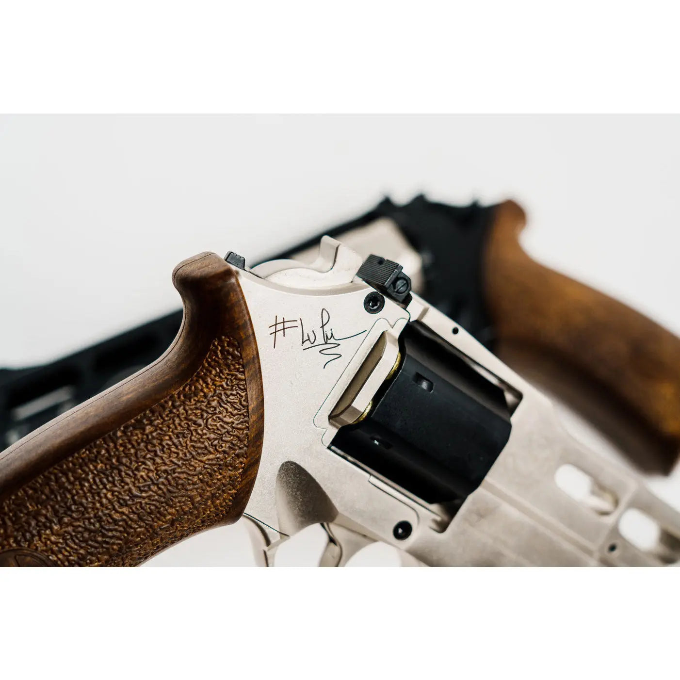Réplique réaliste du Pack akimbo Chiappa Rhino Laboiserie limited édition avec corps et canon en métal, grip imitation bois, marquage officiel et fonctionnement à capsule de Co2