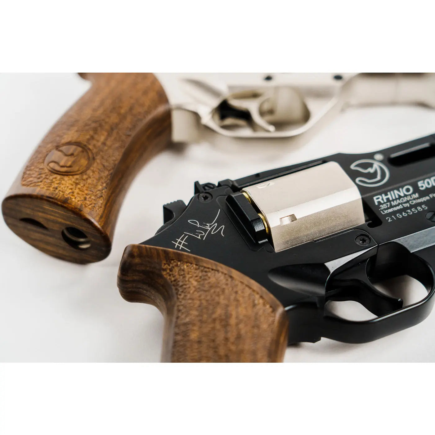 Pack Akimbo Chiappa Rhino Laboiserie limited édition avec corps et canon en métal, grip imitation bois, marquages officiels et fonctionnement à capsule de Co2
