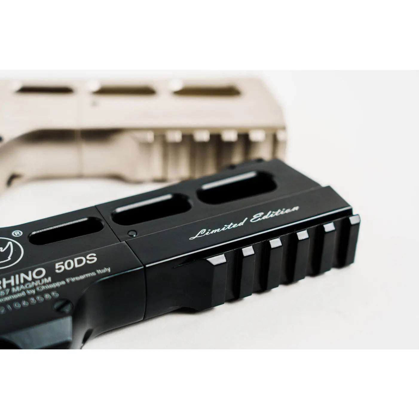 Pack akimbo Chiappa Rhino Laboiserie limited édition, réplique de revolver ultra-réaliste avec corps et canon en métal, grip imitation bois, marquages officiels, et système de propulsion CO2