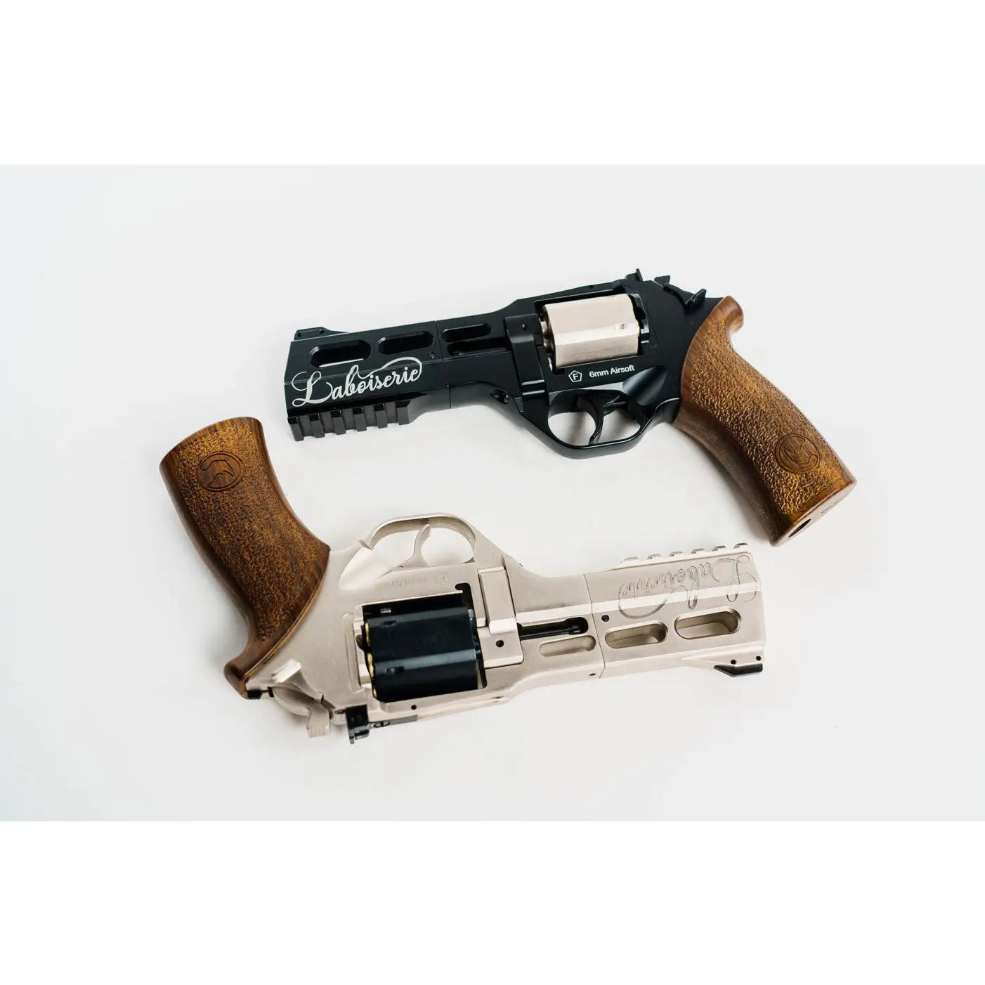 Pack Akimbo Chiappa Rhino Laboiserie limited édition - Réplique de pistolet avec corps et canon métal, grip imitation bois, et marquages officiels