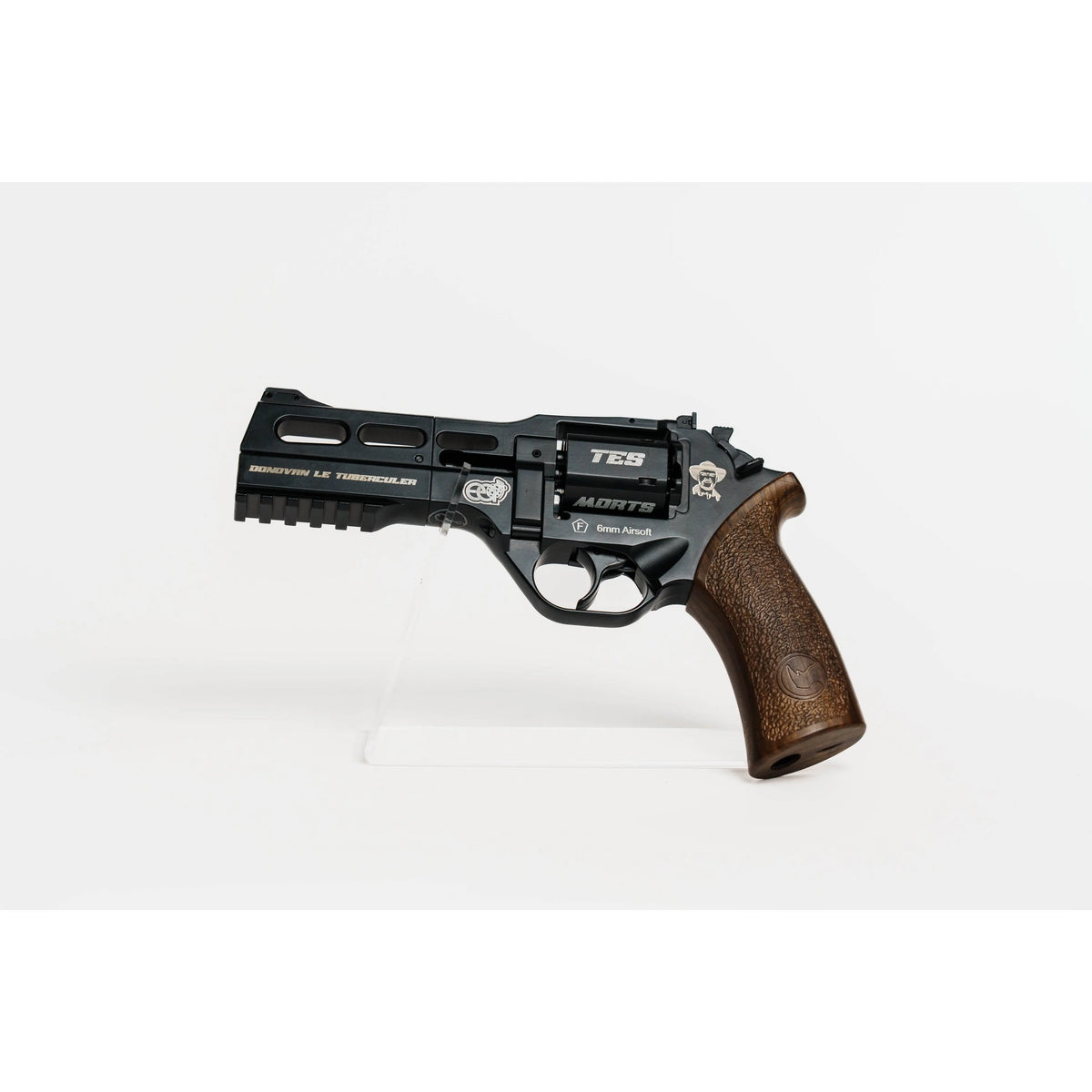 Réplique réaliste de Rhino 60DS Donovan édition par Chiappa Firearms, BO Manufacture, et Wingun, avec corps et canon en métal, grip imitation bois, marquages officiels, et