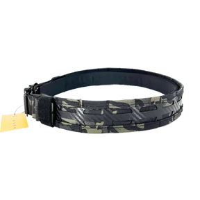 Ceinture tactique Conquer FL en Multicam Black avec boucle haute résistance et polymère, réglable et interchangeable, disponible en trois tailles