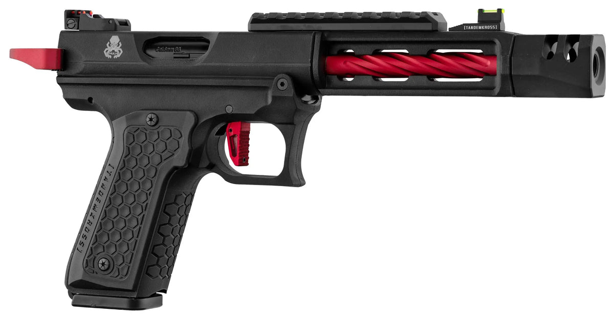Image du pistolet airsoft Tandemkross CTHULHU noir/rouge avec compensateur Game Changer Pro, repose-pouce CNC, et détente squelette.