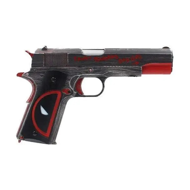 GBB 1911 NE2201 Deadpool AW Custom avec marquages 'MAXIMUM EFFORT' et 'Front toward bad guys', aspect vieilli, réplique full métal et réalisme de poids et recul.