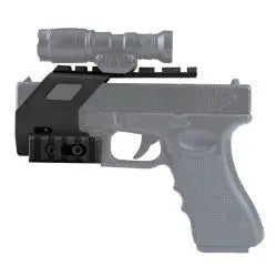Photo fond blanc Kit tactique avec rail pour GBB avec projection d'utilisation sur une réplique de poing airsoft