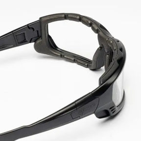 Certifiées EPI Catégorie 2, les lunettes CONQUER ZYPHER Noires sont fabriquées en polycarbonate, avec une conception ergonomique, un traitement antibuée et une polyvalence d