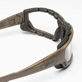 Lunettes de sécurité CONQUER ZYPHER tan avec certifications, fabriquées en polycarbonate, design ergonomique, traitement antibuée et ajustement polyvalent