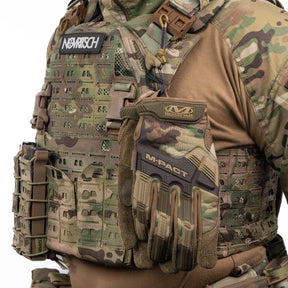 Gants attachés au gilet de combat par un crochet en plastique noir PlateCarrier