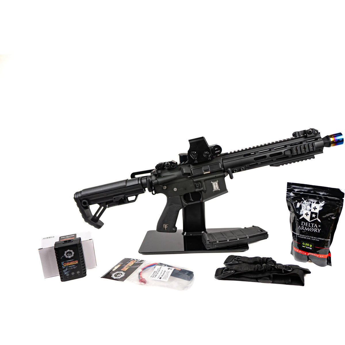 Pack confirmé contenant un AEG Bushido Gi Black, un viseur point rouge holographique, une Batterie LIPO 11.1v, un chargeur de batterie lipo, une sangle et un sach