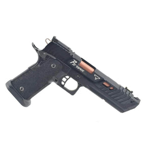 Réplique GBB TTI JW4 PIT Viper CNC noir inspirée du pistolet de John Wick 4, fabriquée par Army Armament, avec grip anti-dérapant et guidon fibre optique.