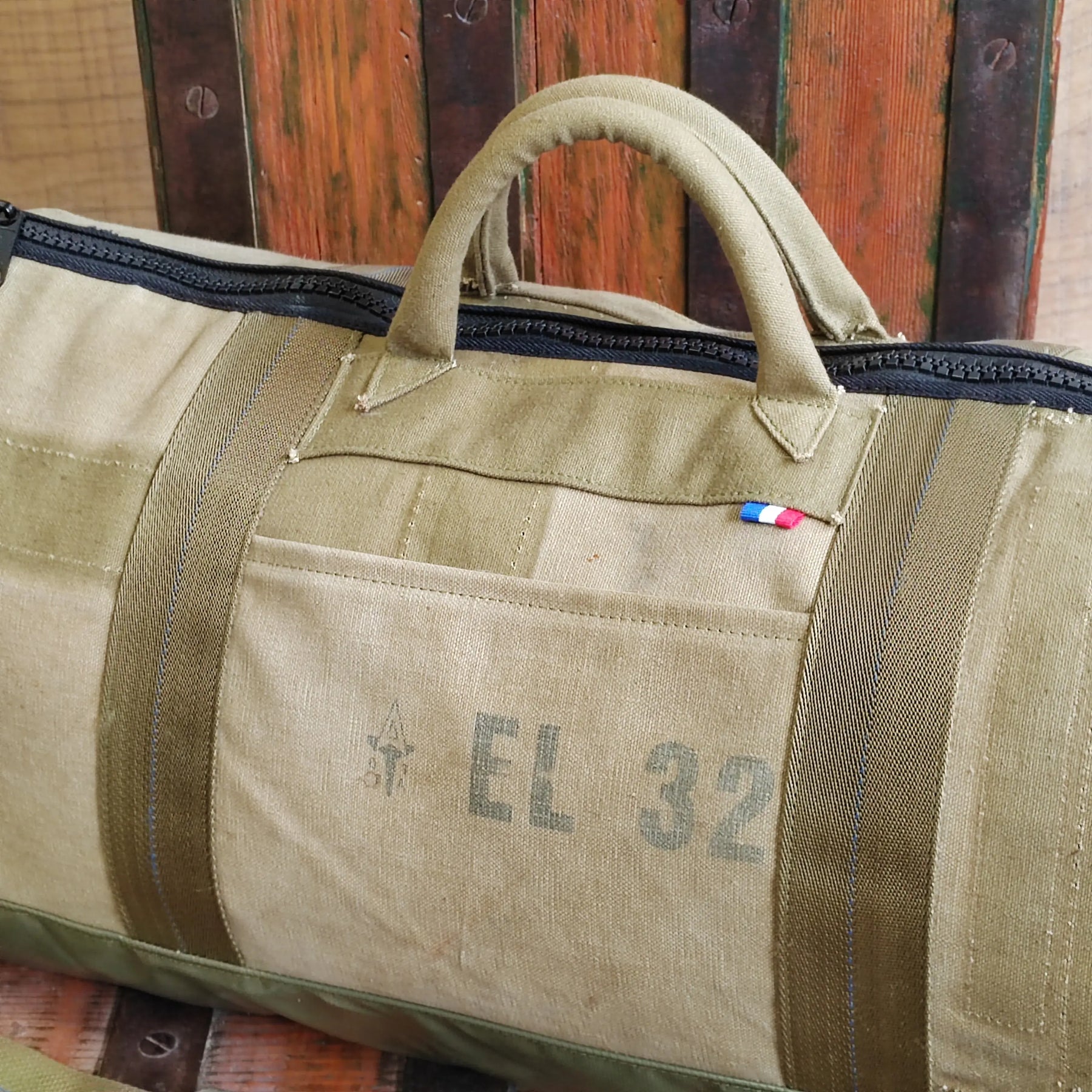 Alt: Sac Tactical Genetics 'Le Vétéran' en tissu de parachute recyclé, fabriqué en France, avec fond en velum de tente médicale militaire et puce NFC pour l'authenticité
