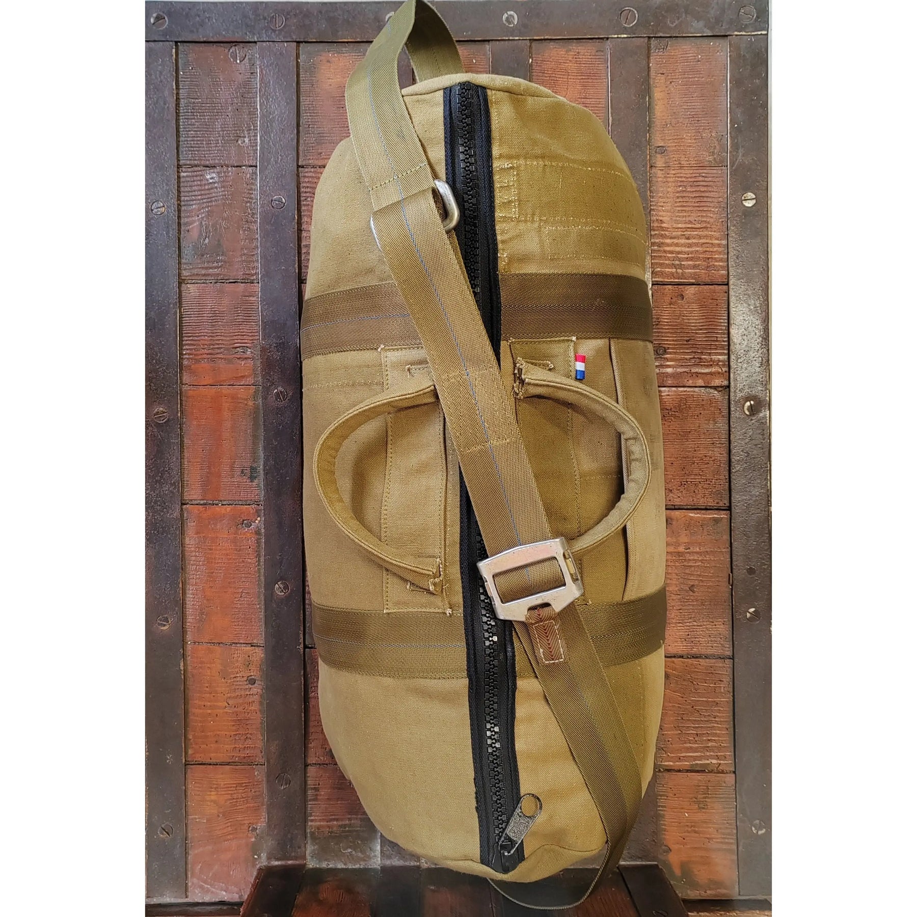Sac Tactical Genetics 'Le Vétéran' en tissu recyclé, fabriqué en France avec gaine de parachute, fond de sac en velum de tente médicale de l'armée française, certificat