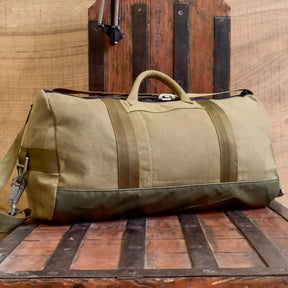 Un sac Tactical Genetics 'Le Vétéran' en tissu de parachute recyclé, fabriqué en France, avec fond en velum de tente médicale de l'armée française et certificat d'auth