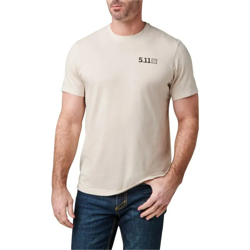 T-Shirt Alpha Acorn Tee couleur sable de la marque 5.11